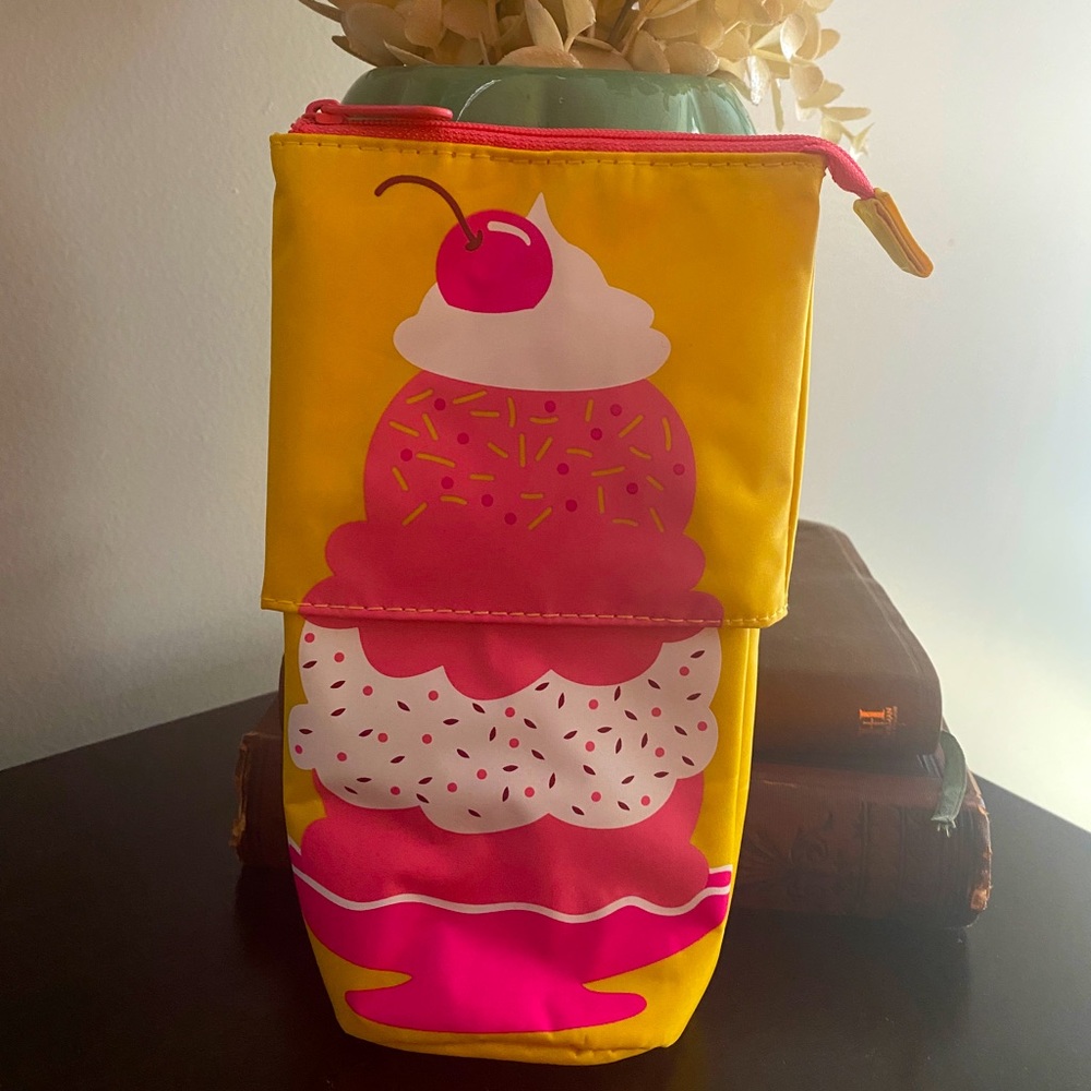 thirty-one NWT Sundae Hide And Peek Pouch